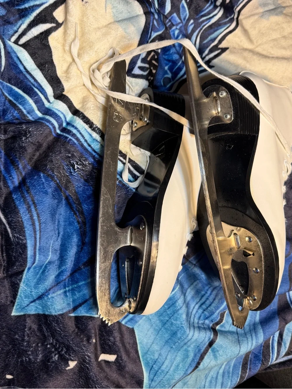 White Men's Ice Skates - Classic Figure Skate